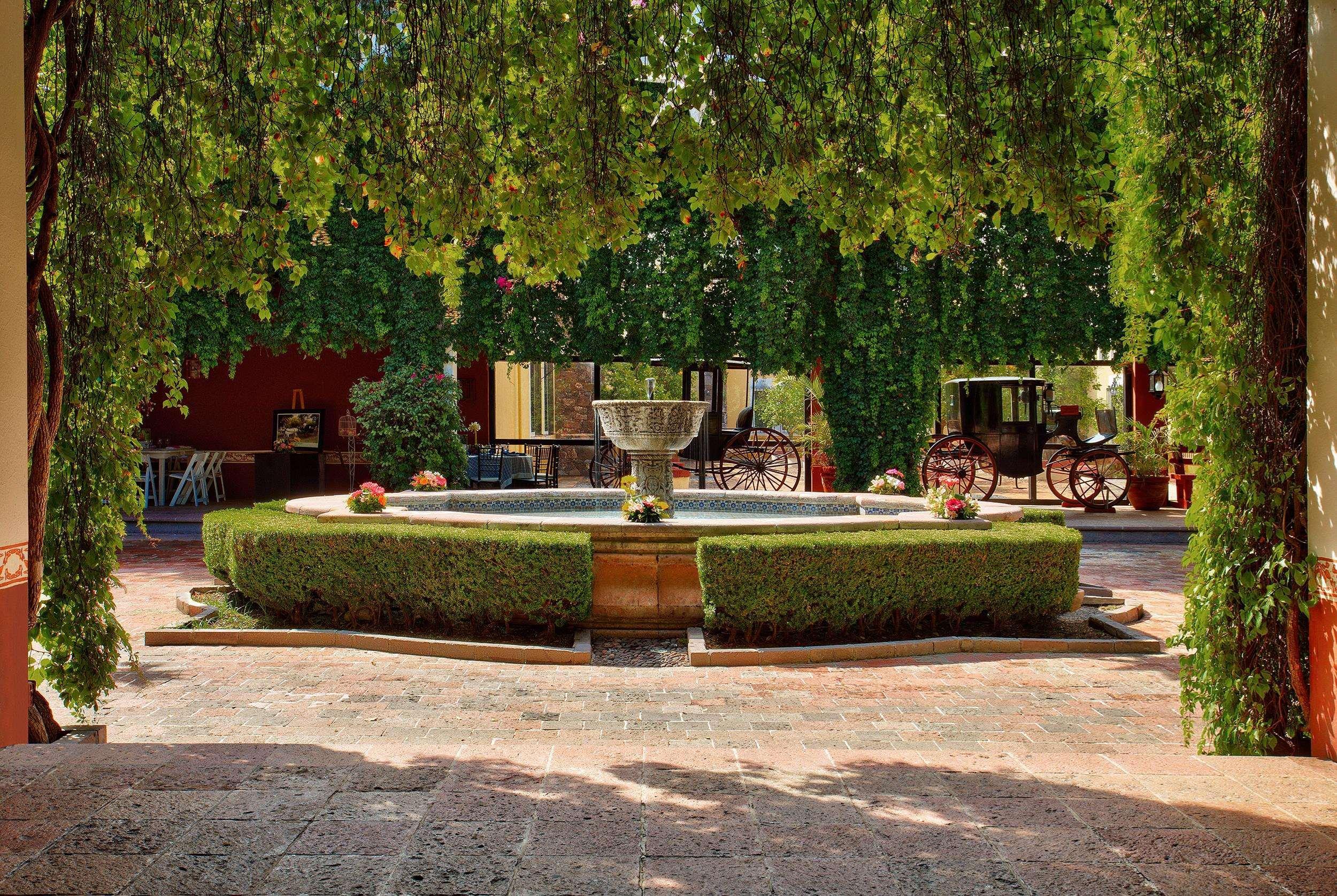 Hacienda Jurica By Brisas Hotel Queretaro Exterior photo Fountain in the courtyard of the winery