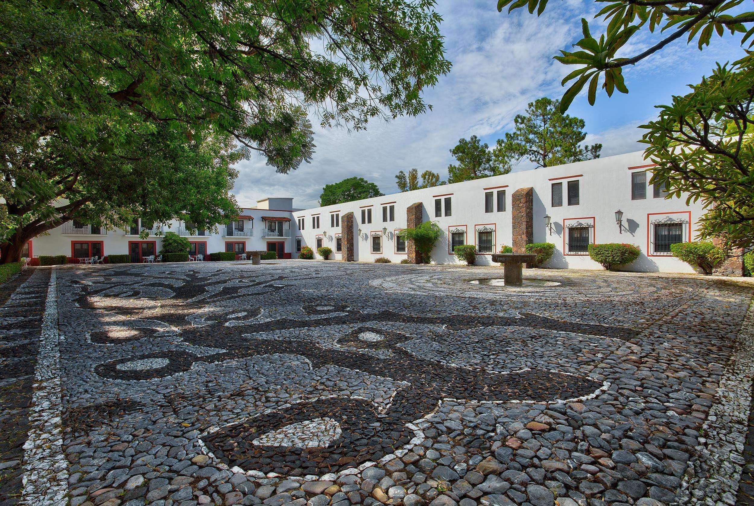 Hacienda Jurica By Brisas Hotel Queretaro Exterior photo The courtyard at the Santa Fe Plaza